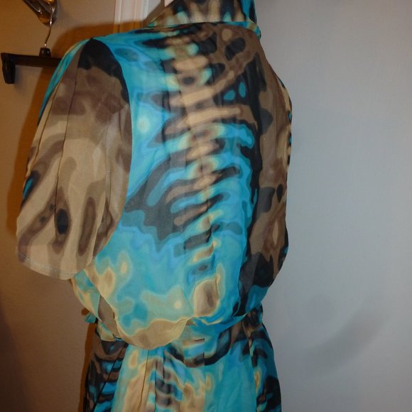 Beautiful Seismic Wave buttoned short sleeve top - Picture 2 of 7